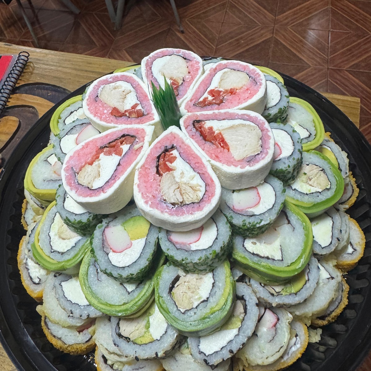 Torta de sushi 120 piezas de Miski Sushi Fusión